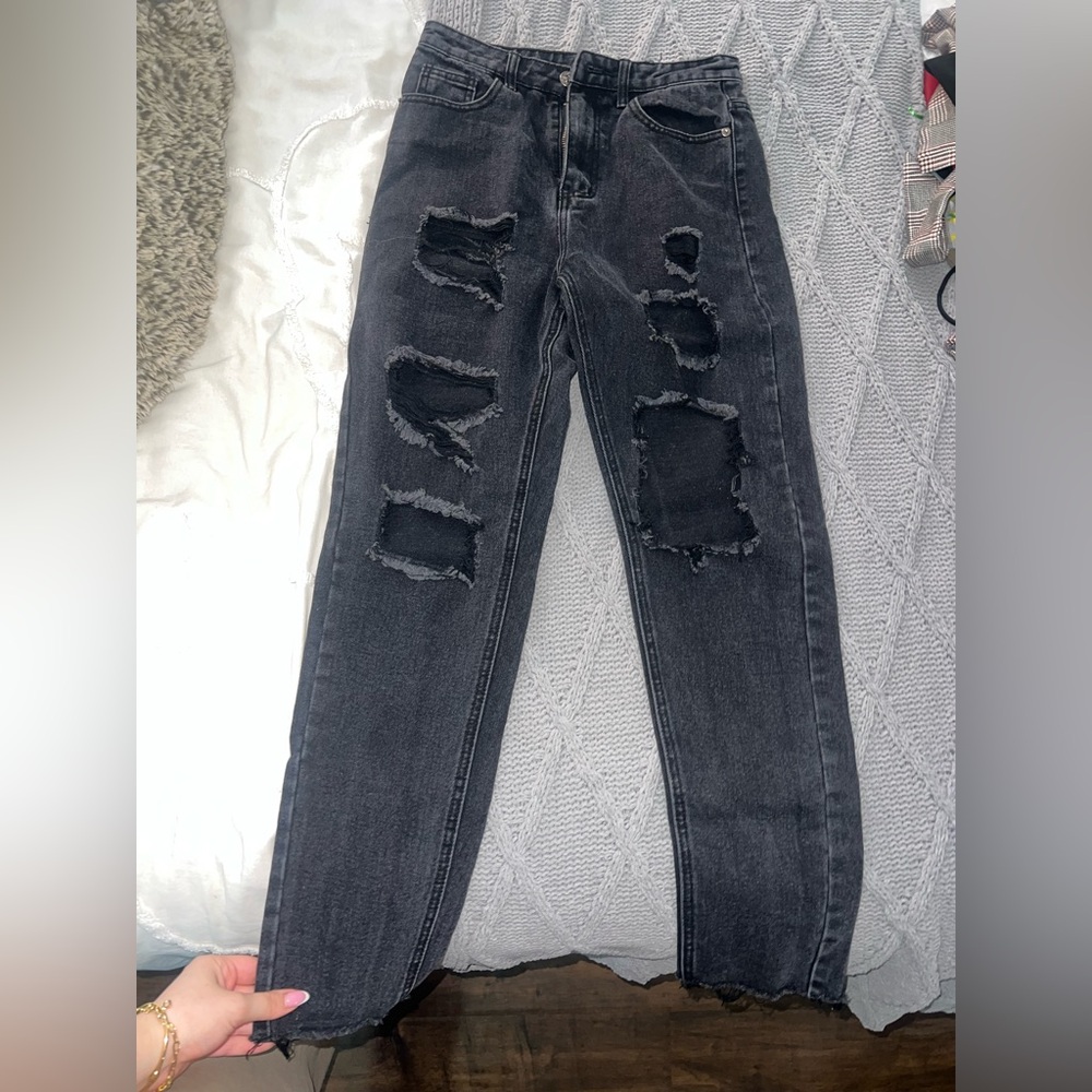 PrettyLittleThing Black slim mom Jeans Distressed Style
